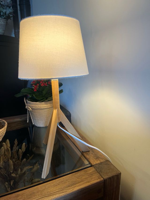 Lampada da tavolino in legno rustico a triangolo nordico
