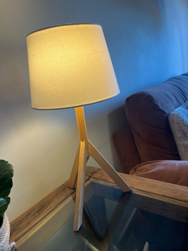 Lampada da tavolino in legno rustico a triangolo nordico