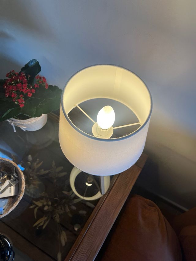 Lampada da tavolino in legno rustico a triangolo nordico