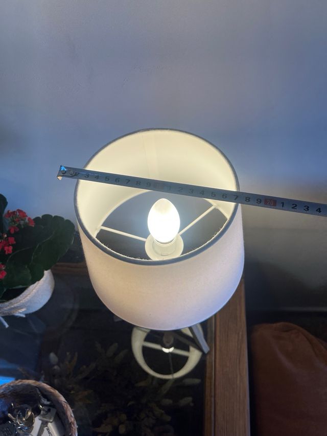 Lampada da tavolino in legno rustico a triangolo nordico