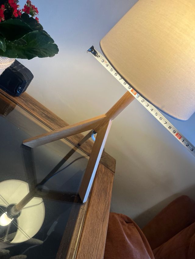 Lampada da tavolino in legno rustico a triangolo nordico