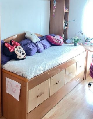 Letto estraibile con cassetti. le librerie sono gratuite