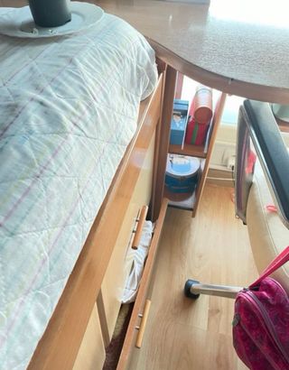 Letto estraibile con cassetti. le librerie sono gratuite