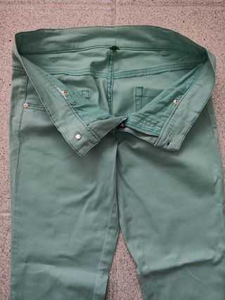 Pantalones vaqueros azul turquesa.