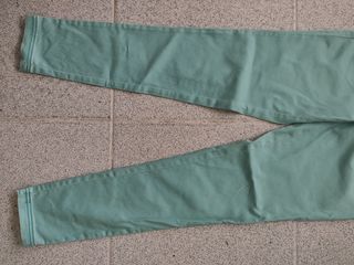 Pantalones vaqueros azul turquesa.