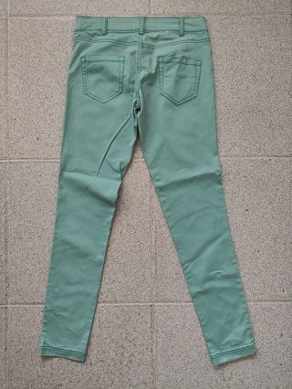 Pantalones vaqueros azul turquesa.