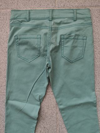 Pantalones vaqueros azul turquesa.