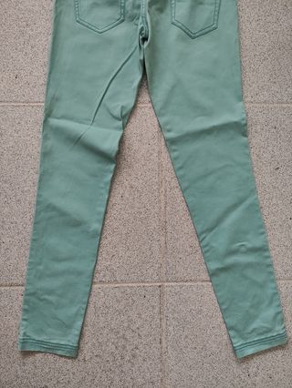 Pantalones vaqueros azul turquesa.