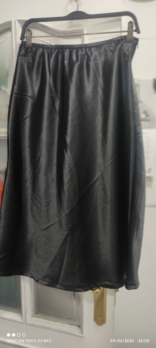 Elegante falda negra satinada,nueva