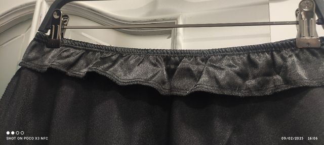Elegante falda negra satinada,nueva