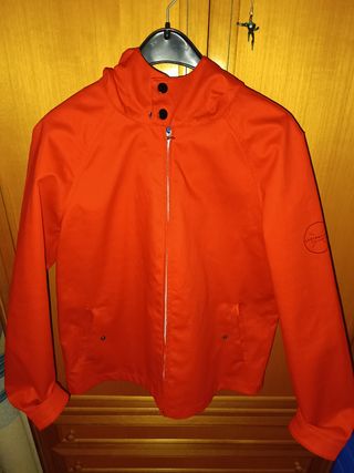 Cazadora tipo parka con capucha 