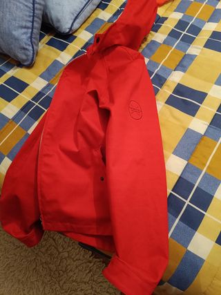 Cazadora tipo parka con capucha 