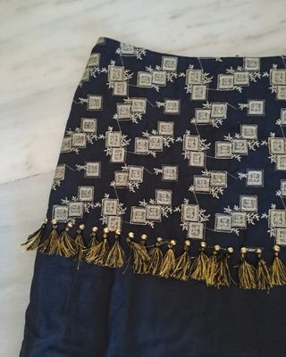 Falda negra y oro 