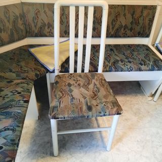 Rinconera y 3 sillas cocina.