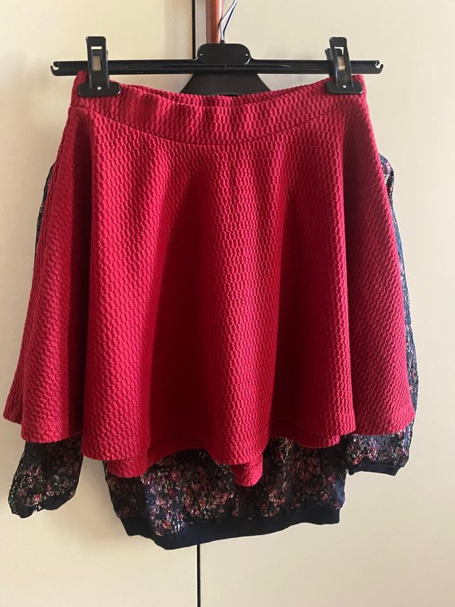 Completo con gonna corta e maglia in pizzo