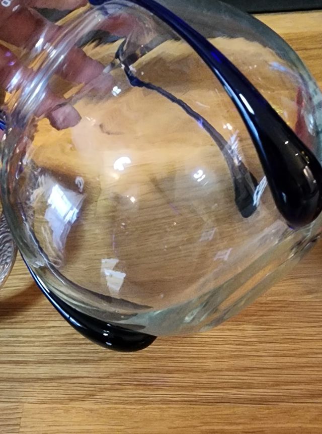 Vaso in vetro bianco e blu