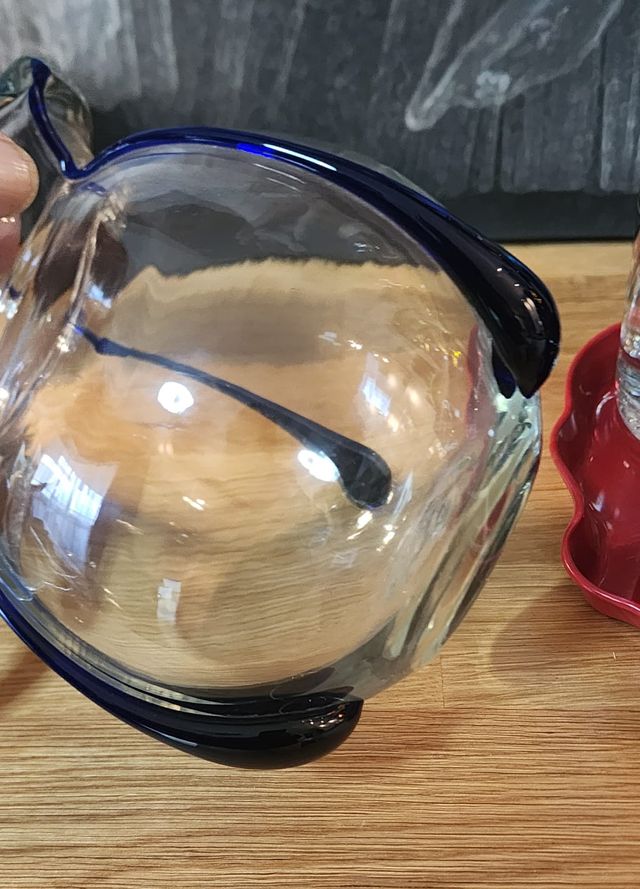 Vaso in vetro bianco e blu