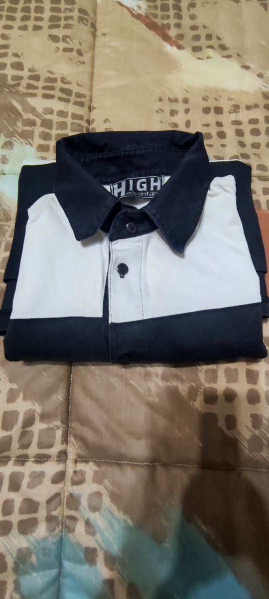 Polo de rayas anchas en azul marino y