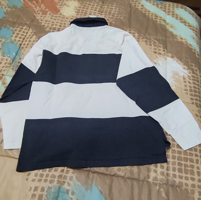 Polo de rayas anchas en azul marino y
