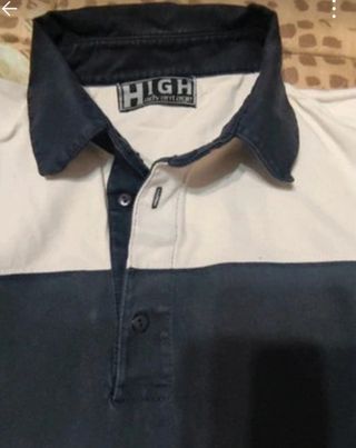 Polo de rayas anchas en azul marino y
