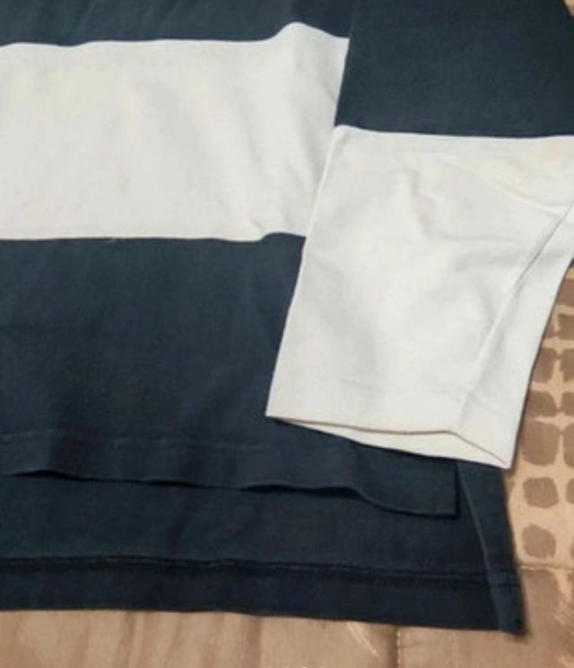 Polo de rayas anchas en azul marino y