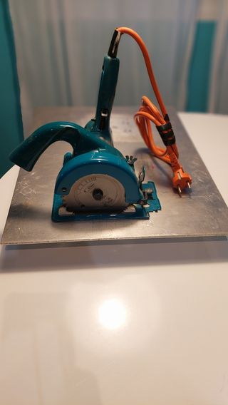 Sierra con soporte de mesa