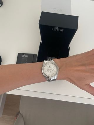 Reloj Lotus color plateado