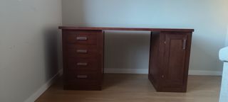 Mesa despacho y dos estanterías.