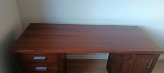 Mesa despacho y dos estanterías.