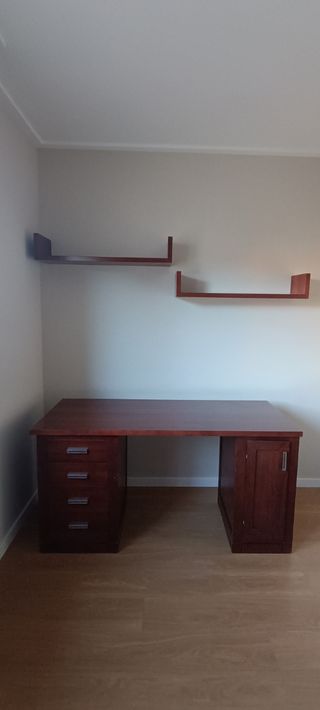 Mesa despacho y dos estanterías.