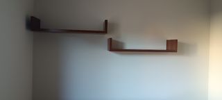 Mesa despacho y dos estanterías.