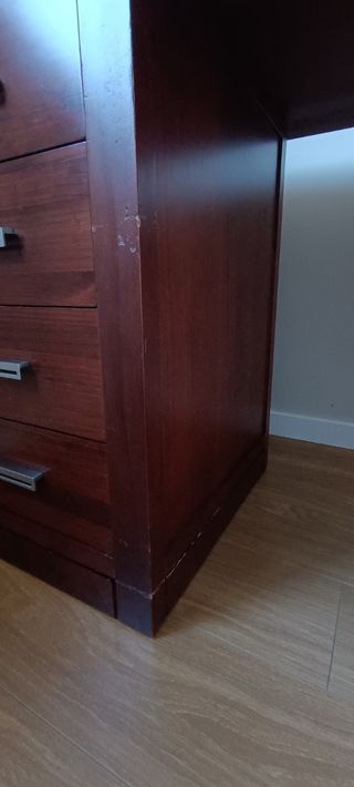 Mesa despacho y dos estanterías.