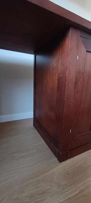 Mesa despacho y dos estanterías.