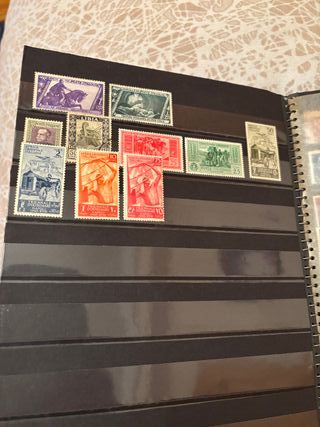 SE VENDEN SELLOS DE VARIOS PAISES.