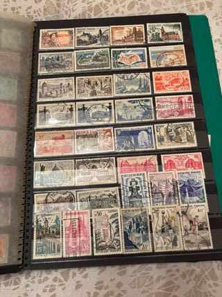 SE VENDEN SELLOS DE VARIOS PAISES.