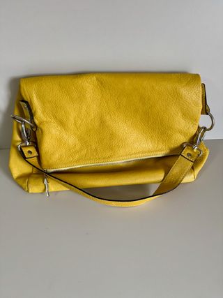 Bolso de piel color mostaza marca Dimoni