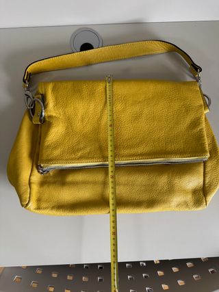Bolso de piel color mostaza marca Dimoni