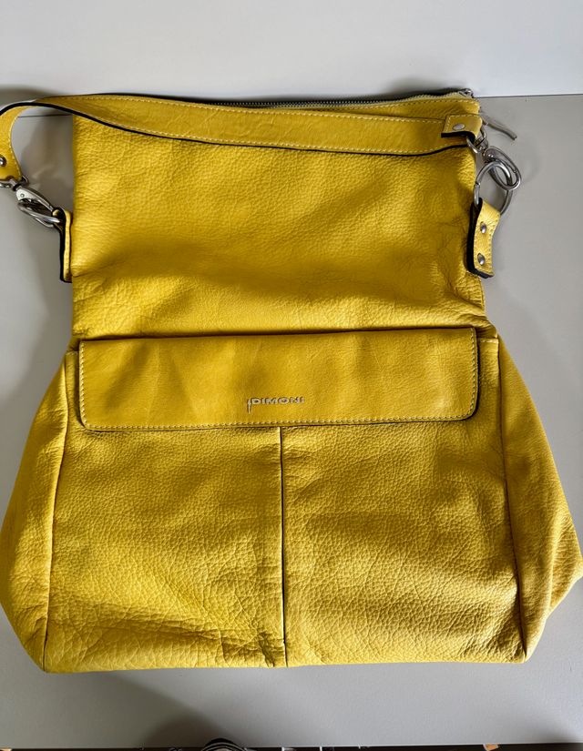 Bolso de piel color mostaza marca Dimoni
