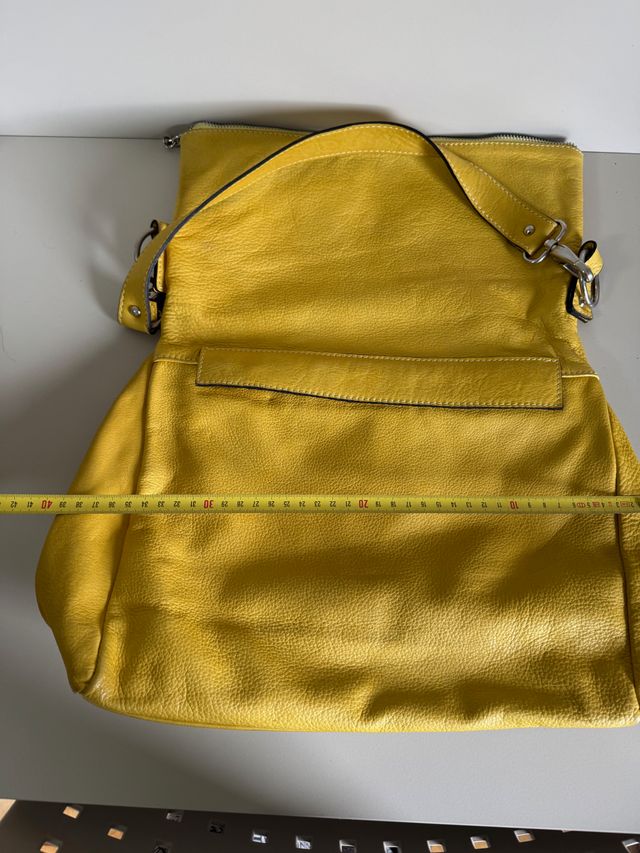 Bolso de piel color mostaza marca Dimoni