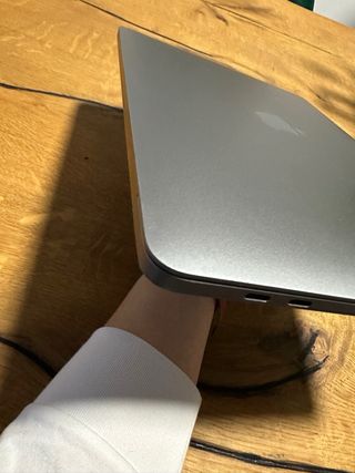 Macbook pro A2251 16gb