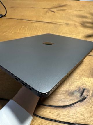 Macbook pro A2251 16gb