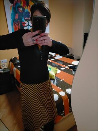 Falda geométrica mostaza