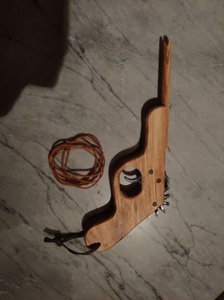 Pistola gomes fusta artesanal