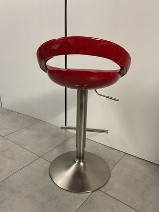 Taburete rojo para barra o mostrador.