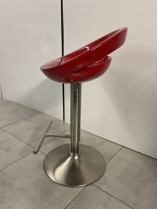 Taburete rojo para barra o mostrador.