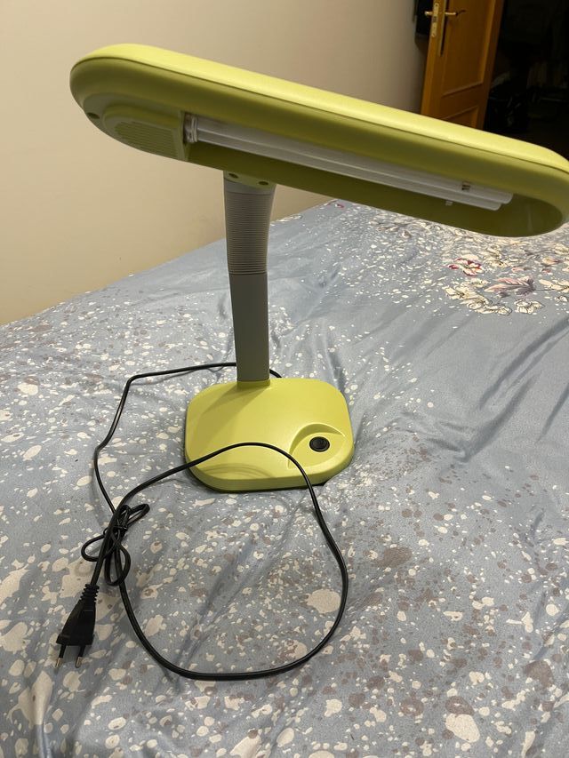 Lámpara sobremesa de plástico verde tipo flexo
