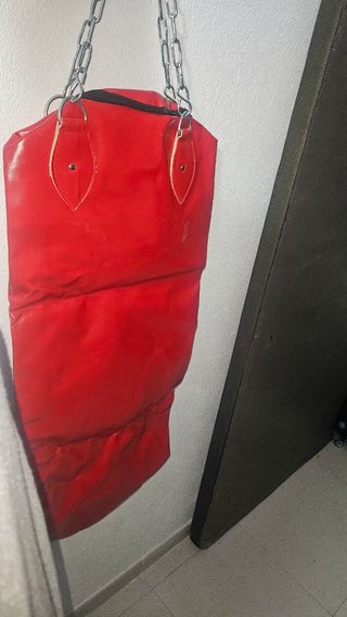 Saco de boxeo con guantes de regalo