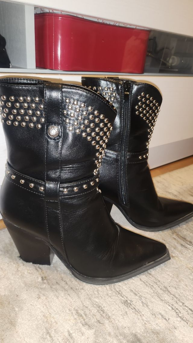 Botines negros tachuelas 38 . Tacón 8.5cm aprox.