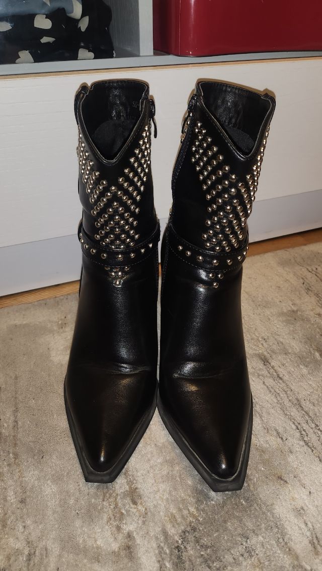 Botines negros tachuelas 38 . Tacón 8.5cm aprox.