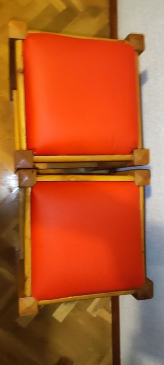 2 Banquetas madera y polipiel roja